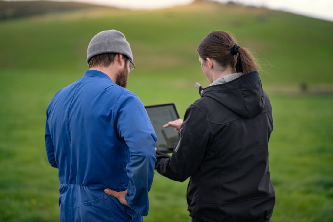 Farmers on tablet